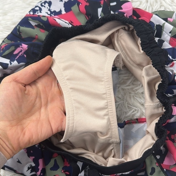 Lululemon Hotty Hot Short Pop Cut Boom Juice Multi / Black - Picture 3 of 5